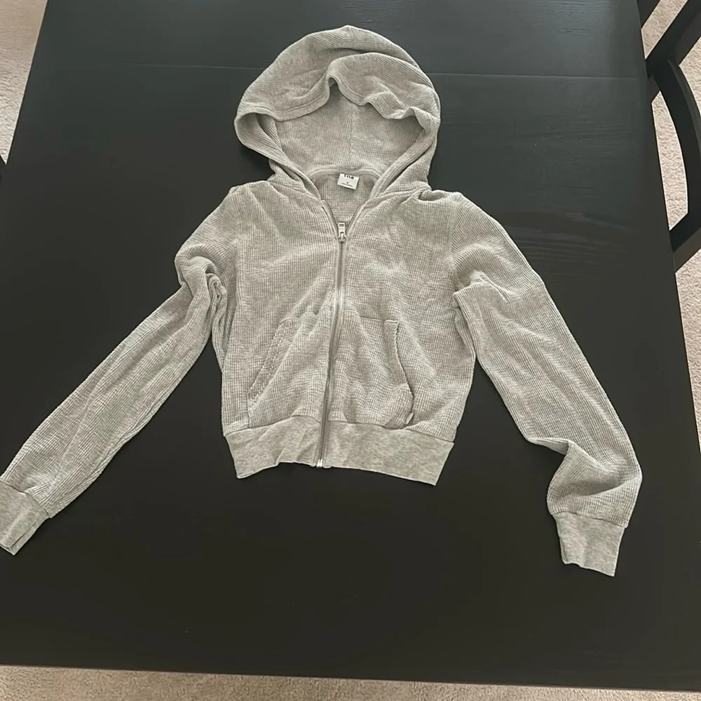 Aritzia TNA waffle zip. Light grey. Size medium. - Picture 1 of 3